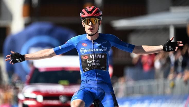 Vingegaard vince a Pila e si veste di rosa. Cresce la giovane Italia: bene Piganzoli e Pellizzari