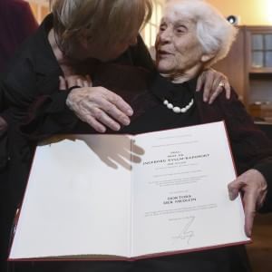 Nazismo le negò il dottorato, pediatra tedesca consegue titolo a 102 anni