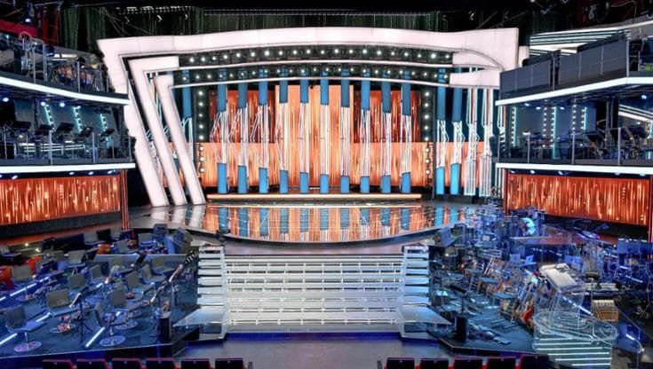 Sanremo 2026, rivelata la scenografia di Bocchini: “Un connubio tra asimmetria e magia musicale”
