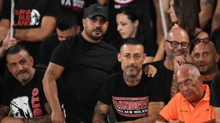 Parla dal balcone e offende il pm che lo arrestò: torna in carcere l’ultrà del Milan “Alex Cologno”