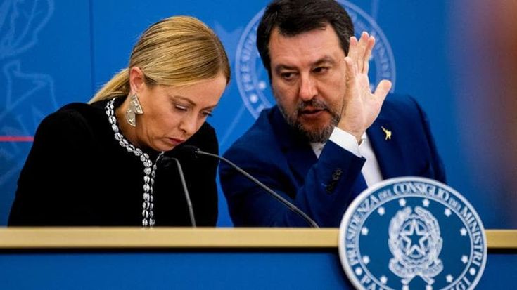 Il gelo di Meloni per i toni del suo alleato Salvini che infiammano la piazza anti-manovra