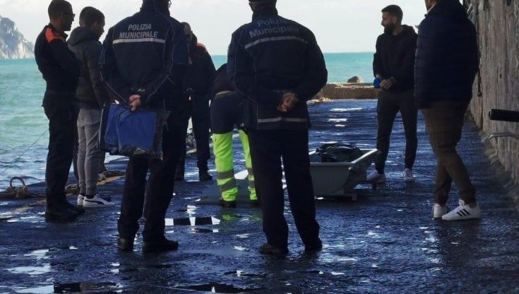Maltempo: fotografa mareggiata nel fiordo di Furore, turista muore travolta da un'onda