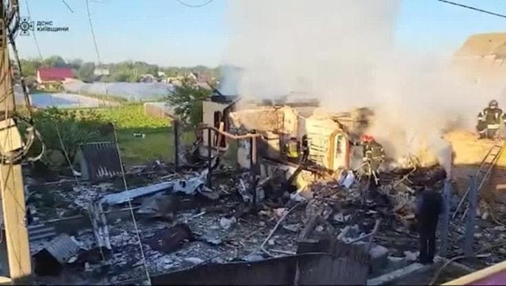 Ucraina, massicci attacchi di missili russi: case distrutte e feriti nella regione di Kiev