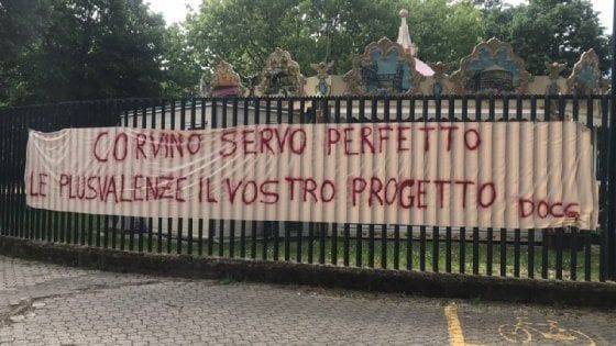 Fiorentina, striscione al Franchi contro Corvino 