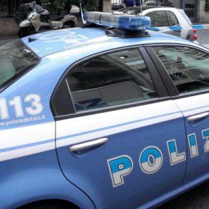 Roma, operaio si finge poliziotto mentre testa un'auto delle forze dell'ordine: arrestato