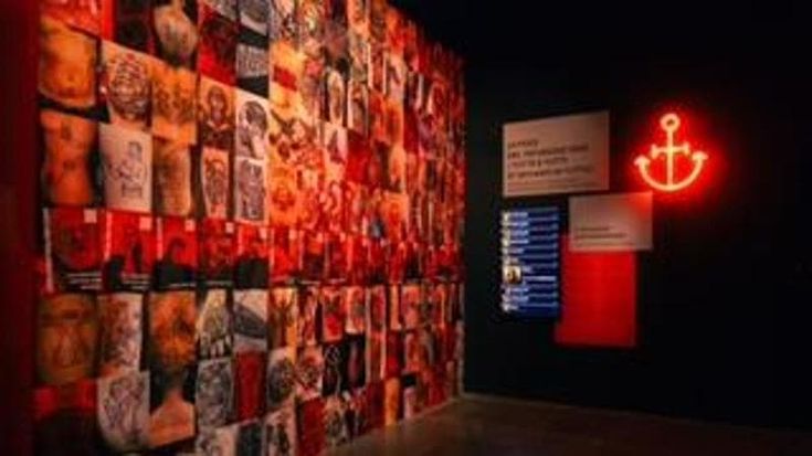 Il tatuaggio si mette in mostra a Milano