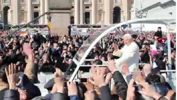 Addio del Papa, il pianto e i saluti dei fedeli 