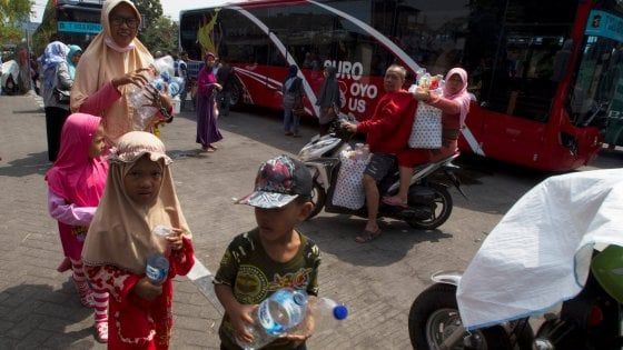 Indonesia, il biglietto del bus si paga con bottiglie di plastica