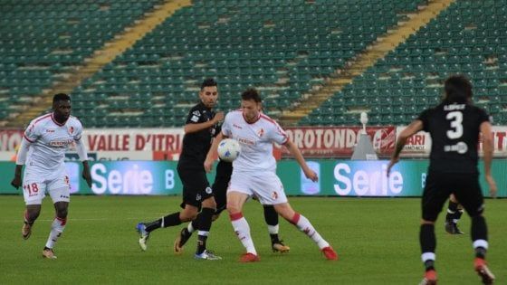 Serie B, recuperi: lo Spezia rallenta il Bari, Pescara ancora ko contro il Carpi