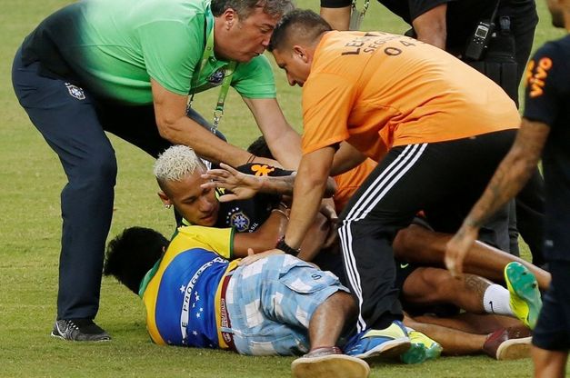 Brasile, Neymar aggredito in campo da tifoso invasore
