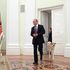 Putin e il cane Yume: lo mostra all tv giapponese durante l'intervista 