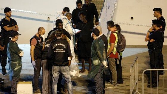 Nave Diciotti, Di Maio: "Se la Ue non accetta i migranti, stop ai contributi italiani"