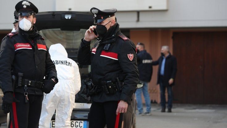 Femminicidio a Ravenna: uccide la moglie, chiama i carabinieri e si butta dal balcone
