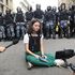 Russia, la 17enne Olga è il simbolo delle proteste: legge la Costituzione ai poliziotti