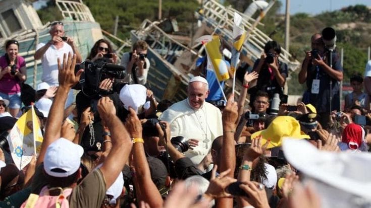 Lampedusa, il grido di Papa Francesco: “La morte dei migranti è la vergogna della nostra società”