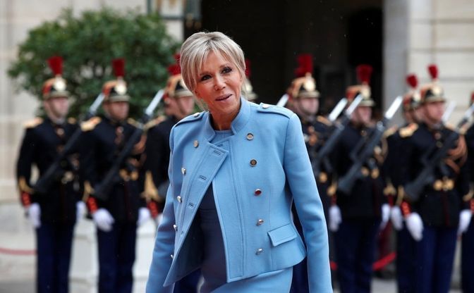 Francia, Macron è presidente. Brigitte arriva sola, abito e borsa "in prestito"