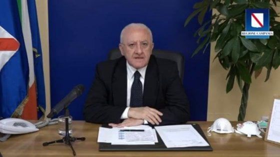De Luca, gli auguri su Facebook: "A Pasqua rimanete a casa e imparate a fare le pastiere" 