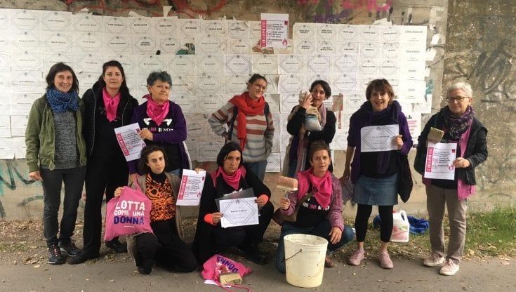 Femminicidi, a Mantova multa alle attiviste per il muro con i nomi delle donne uccise: "Imbrattato un bene pubblico"