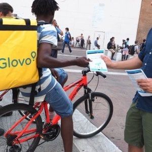 Torino: si fermano i fattorini di Glovo, consegne di cibo a casa a rischio