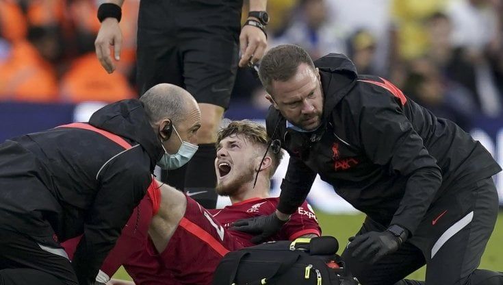 Premier, il Liverpool vince a Leeds e resta al primo posto. Terribile infortunio ad Elliott