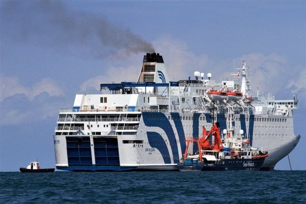 Palermo, il trasbordo dei migranti a bordo della nave "Allegra"
