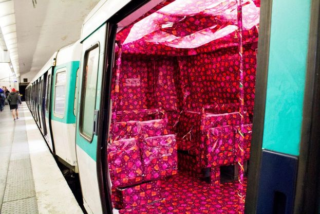 Parigi, il metr&ograve; impacchettato: sorpresa ''rosa'' per i pendolari