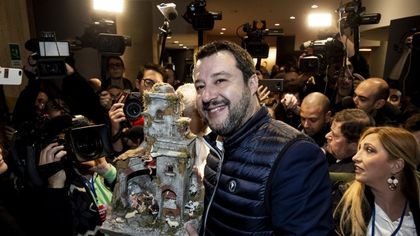 Fotostory: il congresso della Lega Milano tra Bossi, presepi e Sardine