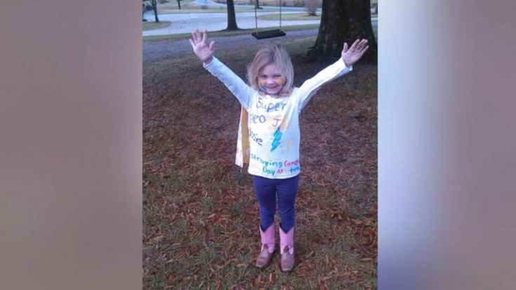 A scuola vestita da se stessa: è la bimba-supereroe che lotta contro il cancro