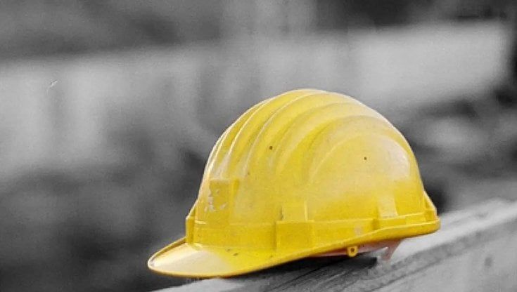 Schiacciato da lastra di cemento di 30 quintali, operaio perde uso delle gambe. La famiglia: "Chiediamo giustizia"