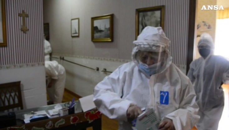 Napoli, casa di riposo in attesa del vaccino: "Abbandonati dall'Asl"