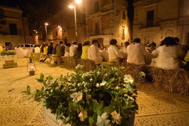 Loseto, la cena della terra: le balle di fieno come sedie