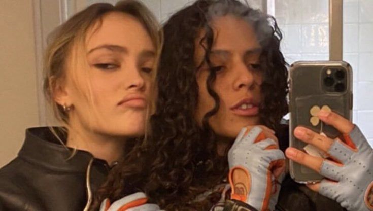 Lily-Rose Depp fa coming out: sui social la foto con la rapper 070 Shake