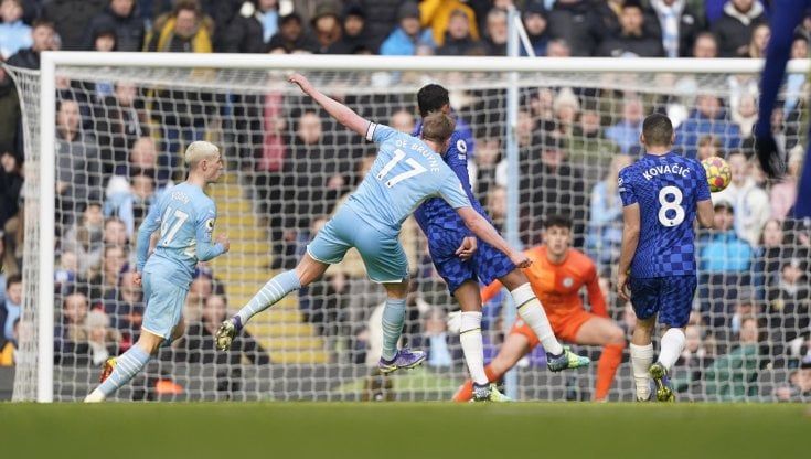 Il City fa suo il big match con il Chelsea: Guardiola vola a +13. Lo United frena ancora
