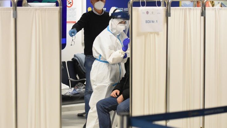 Covid, falso allarme per il volo Ryanair Londra - Bari: tampone smentisce contagio per passeggero positivo al test rapido