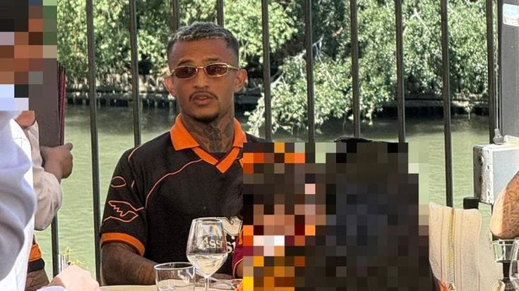Derby, Wesley festeggia tra i tifosi: pranzo al ristorante Cuccurucù con la maglia di Cafu