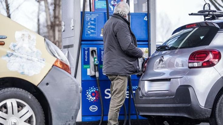 Benzina, riprende la corsa dei prezzi. Servito oltre i 2 euro al litro