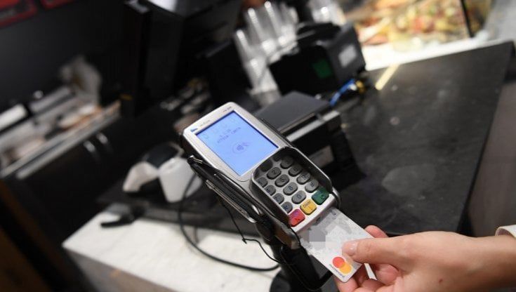 Pos, i falsi miti da sfatare: commissioni in linea con l’Europa e il cash è più costoso