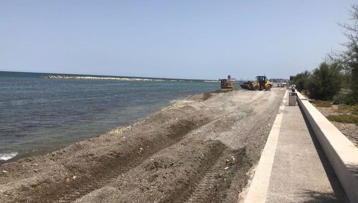 Bari, si sistemano sabbia e ciottoli sulle spiagge di Fesca e San Girolamo: "Così combattiamo l'erosione"