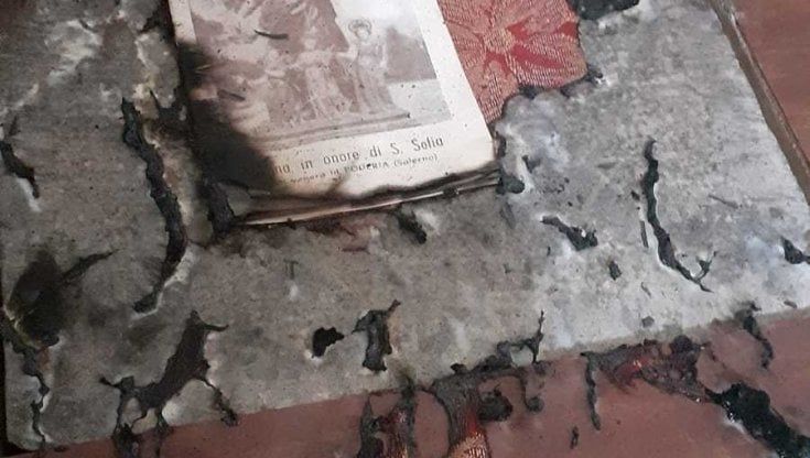  Cilento, fulmine sul santuario, in fiamme l’altare: salva l’immagine di Santa Sofia