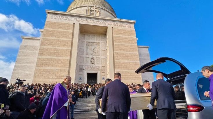 La chiesa gremita, i gigli e le rose “Riccardo, ci mancherai”