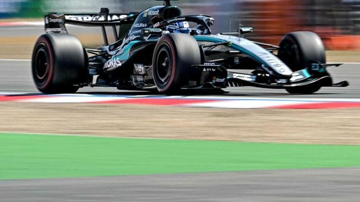 F1, Gp di Cina: Russell vince la sprint su Mercedes. Sul podio Leclerc e Hamilton. Antonelli quinto