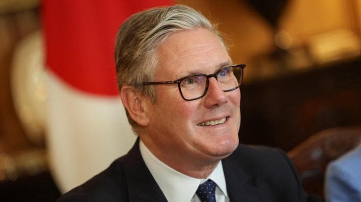 Starmer annuncia il divieto dei social ai minori di 16 anni: “Rendono i nostri figli infelici”
