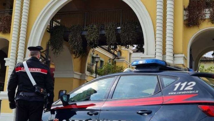 Razzia di portafogli a Fidenza Village: scoperti con mille euro di merce nella borsa
