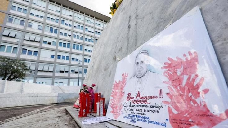 Zuppi: basta fake sul Papa. I medici frenano sul ritorno in Vaticano: “Serve terapia in ospedale”