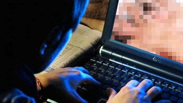 Si scambiavano immagini della figlia di lei nuda: arrestati un giornalista e una professoressa