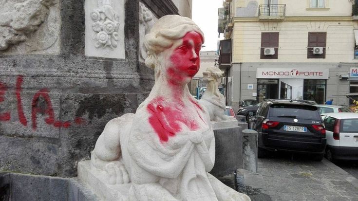 Fontana del Seguro in piazza Mercato vandalizzata dopo il restauro
