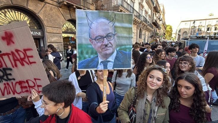 “Blocchiamo tutto”, corteo degli studenti a Palermo: contestato il ministro Valditara