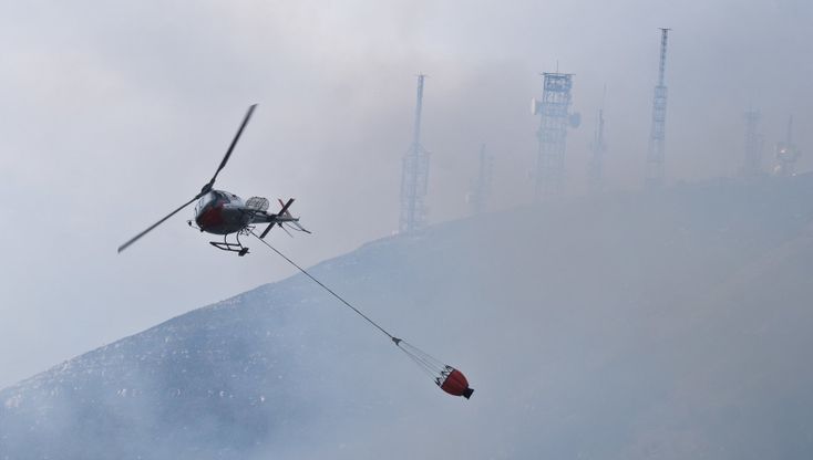 Genova, le fiamme sul monte Moro, l'elicottero in azione a ridosso delle antenne
