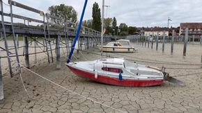 Il lago di Costanza un metro al di sotto della media: le barche arenate sul fondo asciutto