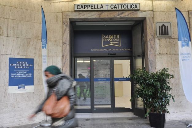 Firenze, il curioso caso dell'insegna "Cappella cattolica" in stazione: ma c'è un supermercato